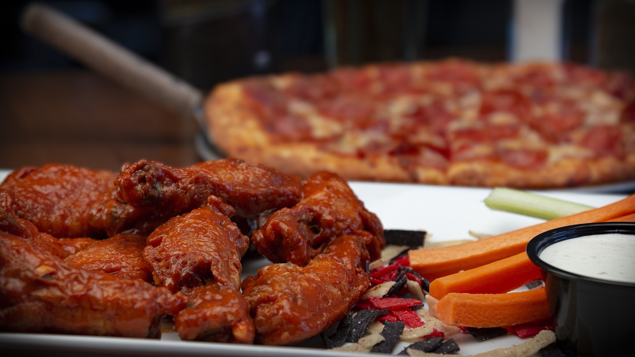 wings, pizza, lunch-4566614.jpg